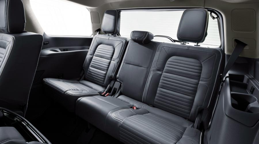 Интерьер Lincoln Navigator Black Label 2017 года  (фото 3 из 52)